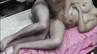متناكه عنتيلها رافع رجليها وبينيك كسها على السرير