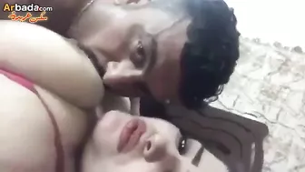 لبوه عشيقها منيمها ويرضع في بزازها وهو بينيك كسها