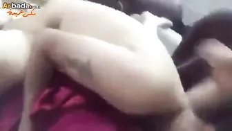 لبوه عشيقها منيمها ويرضع في بزازها وهو بينيك كسها