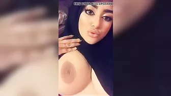 لبوة سعودية بتعرض بزازها لحبيبها وتتشرمط في النودز