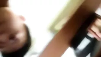 بت جامده اخوها واخدها على زبه وبينيك كسها على الكرسي
