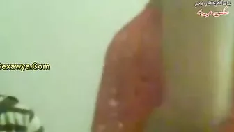 واخد حبيبته البيت بيرضع بزازها وينيكها على سريره