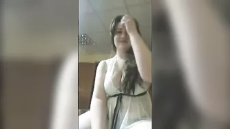 فرسه بجسم ابيض طيزها بتتهز وهي بتتناك خلفي بعد مص الزب