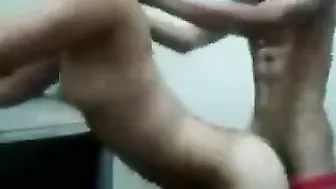 بنوته واقفه وحبيبها مقلعها البنطلون وينيك طيزها الهيجانه