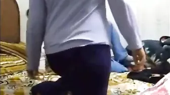 لبوه مطلعه بزازها وبتخلي اخوها يقفشها ويرضع على سريرها