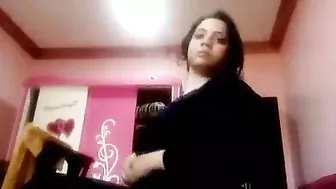 بت مصريه ملبن بتصور لحبيبها وتفشخ بزازها تقفيش