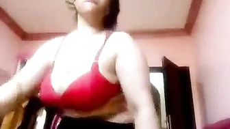 بت مصريه ملبن بتصور لحبيبها وتفشخ بزازها تقفيش