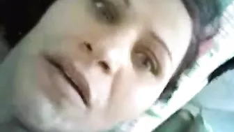 مربربه نايمه من غير هدوم وابن اخوها بينيكها على السرير