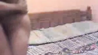 شرموطه عشيقها واخدها البيت وبينططها على زبه ويفضحها