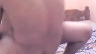 شرموطه عشيقها واخدها البيت وبينططها على زبه ويفضحها