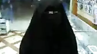 فيلم مسرب لسعودية منقبة بتتناك في المحل وتصرخ