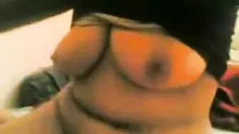 بت محجبه بتدلع على عشيقها في بيته وتهيجه على بزازها