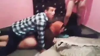 محجبه متناكه جوزها جايب صحابو يفشخوها نيك وبيصورها