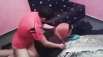 محجبه متناكه جوزها جايب صحابو يفشخوها نيك وبيصورها