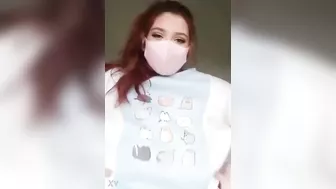 البت بزازها كبيرة وملبن بتعرضهم لحبيبها ومبسوطة