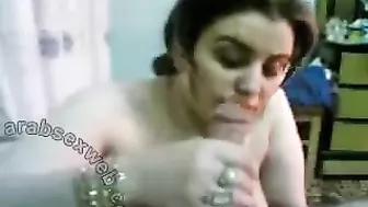 مرا مصريه شرموطه نازله في الزب مص زي المحرومه وتتشرمط