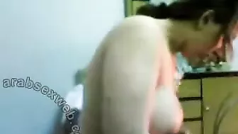مرا مصريه شرموطه نازله في الزب مص زي المحرومه وتتشرمط