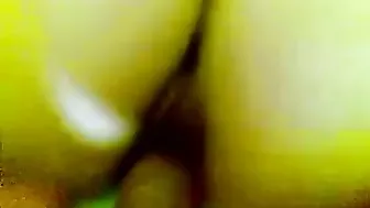 بت جامده على ضهرها وحبيبها بيحط زبه في كسها ويصورها
