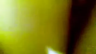 بت جامده على ضهرها وحبيبها بيحط زبه في كسها ويصورها