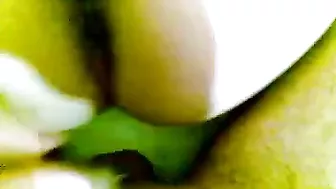 بت جامده على ضهرها وحبيبها بيحط زبه في كسها ويصورها