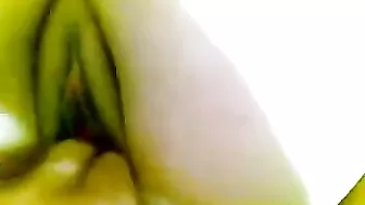 بت جامده على ضهرها وحبيبها بيحط زبه في كسها ويصورها