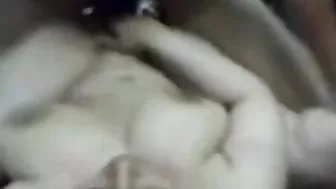 فرسه الواد رافع رجليها وشغال نيك في كسها الهيجان