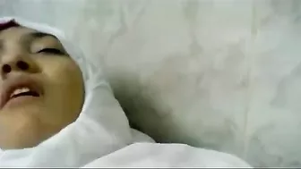 بت متناكه حبيبها منيمها بالحجاب وبيحطلها زبره كامل