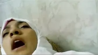 بت متناكه حبيبها منيمها بالحجاب وبيحطلها زبره كامل
