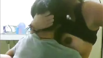 لبوه اخوها نازل تقفيش في بزازها وهي مستمتعه على الاخر