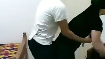 بت مصريه متناكه الواد زانقها في الشقه ونازل دعك ونيك