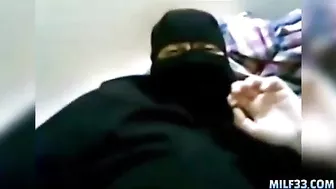 مصريه منقبه بتدلع للزبون وهو بيلعب في كسها وبينيكها