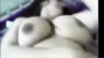 لبوة بزازها كبيرة وملبن عشيقها بينيك كسها ويفضحها