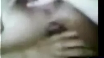 لبوة بزازها كبيرة وملبن عشيقها بينيك كسها ويفضحها