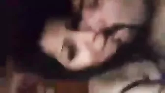 الواد فشخها بوس وتقفيش في شقته المفروشة وبيفضحها