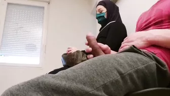 شرموطة خليجية تدلك زب صديق زوجها وتتصور