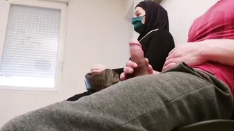 شرموطة خليجية تدلك زب صديق زوجها وتتصور