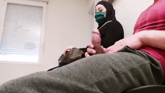 شرموطة خليجية تدلك زب صديق زوجها وتتصور