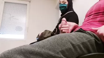 شرموطة خليجية تدلك زب صديق زوجها وتتصور