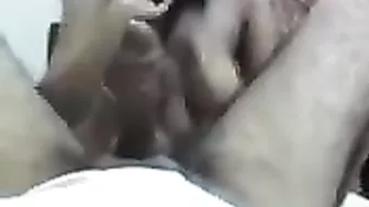 عربيه لبوه على الاخر بتاخد الزب بين بزازها وكسها