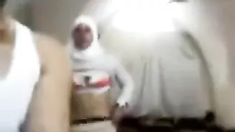 لبوه اخوها موقفها ونازل تقفيش في طيزها واحضان ونيك