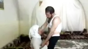لبوه اخوها موقفها ونازل تقفيش في طيزها واحضان ونيك