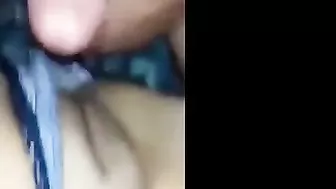 فاجره نايمه على ضهرها ومش راحمه الزب مص وتتناك