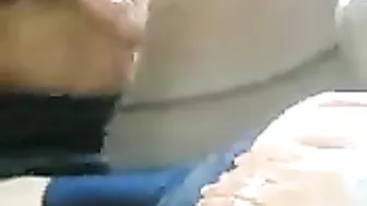 ممحونة خليجية تمص زب حبيبها بالسيارة وتاخده خلفي