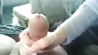ممحونة خليجية تمص زب حبيبها بالسيارة وتاخده خلفي