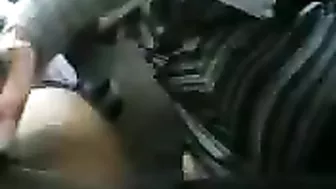 ممحونة خليجية تمص زب حبيبها بالسيارة وتاخده خلفي