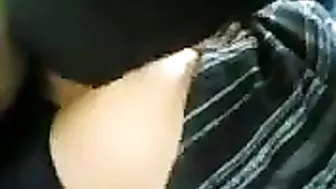 ممحونة خليجية تمص زب حبيبها بالسيارة وتاخده خلفي
