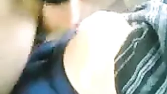 ممحونة خليجية تمص زب حبيبها بالسيارة وتاخده خلفي