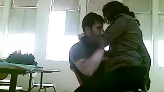 عراقية حبيبها مركبها زبه في الجامعة ويرض بزازها