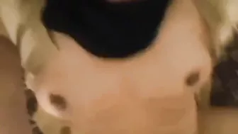 عربيه منقله واخده الزب في بوقها وتحطه في كسها كامل