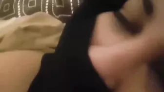 عربيه منقله واخده الزب في بوقها وتحطه في كسها كامل
